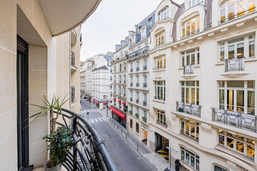 Appartement Grand Et Central, 8e Pres Elysee Parijs